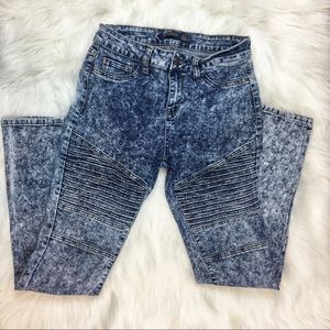 Highwaisted Acid Wash Motto Jeans